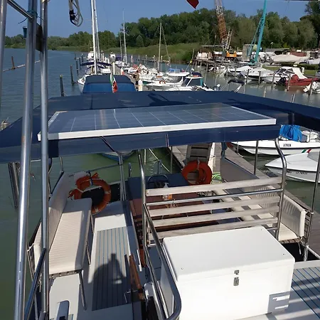 Botel Imbarcazione Bella *