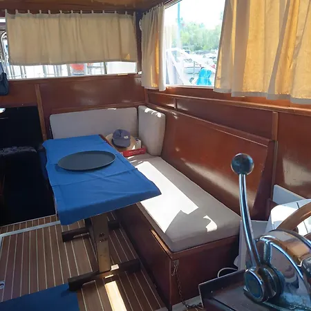Botel Imbarcazione Bella